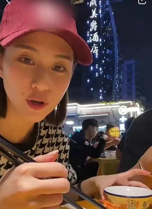 娱乐圈吃瓜爆料直播,直播吃瓜，明星幕后故事大公开